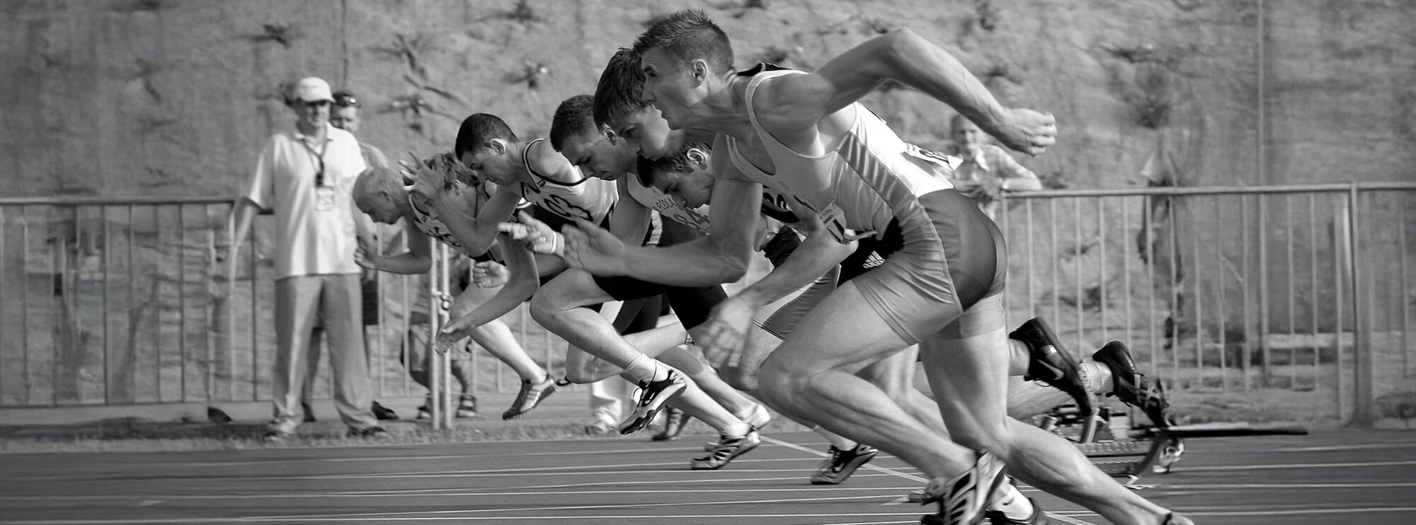 Läufer starten in den Sprint