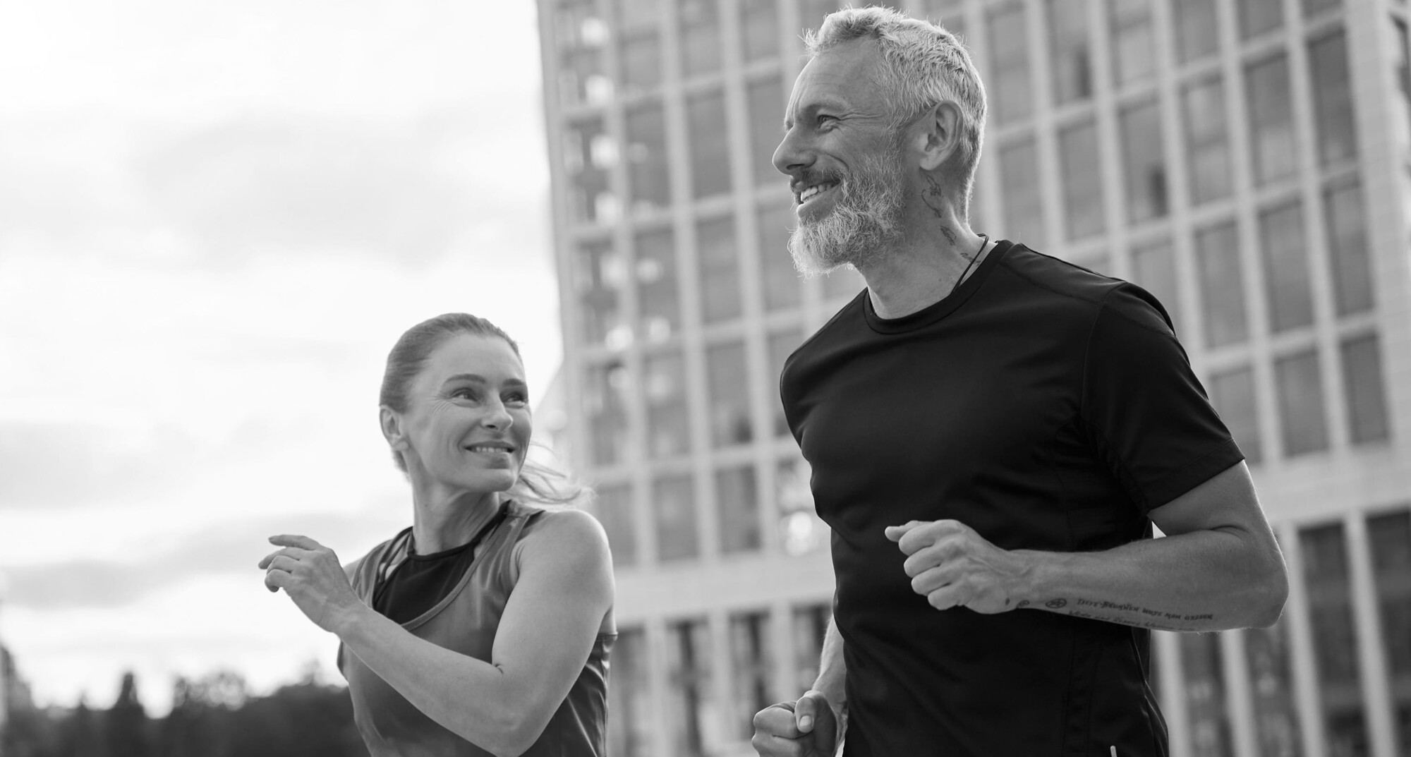 Ein Mann und eine Frau joggen zusammen