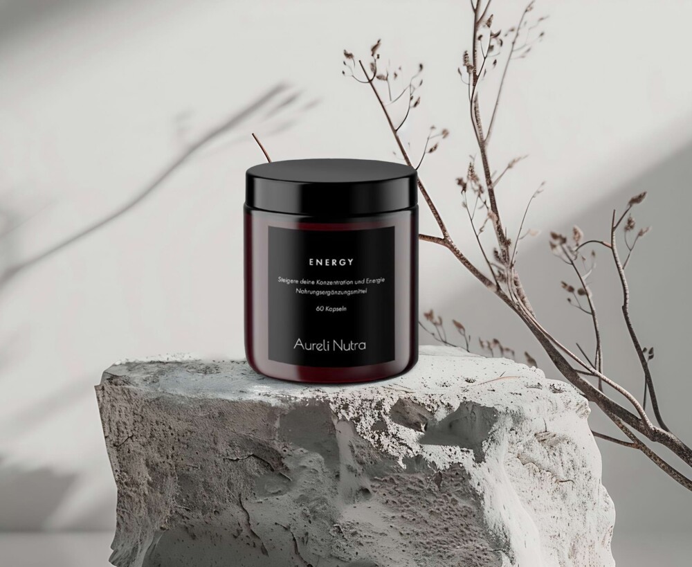 Produktfoto: Aureli Nutra Energy Dose steht auf einem Stein mit einem Zweig im Hintergrund