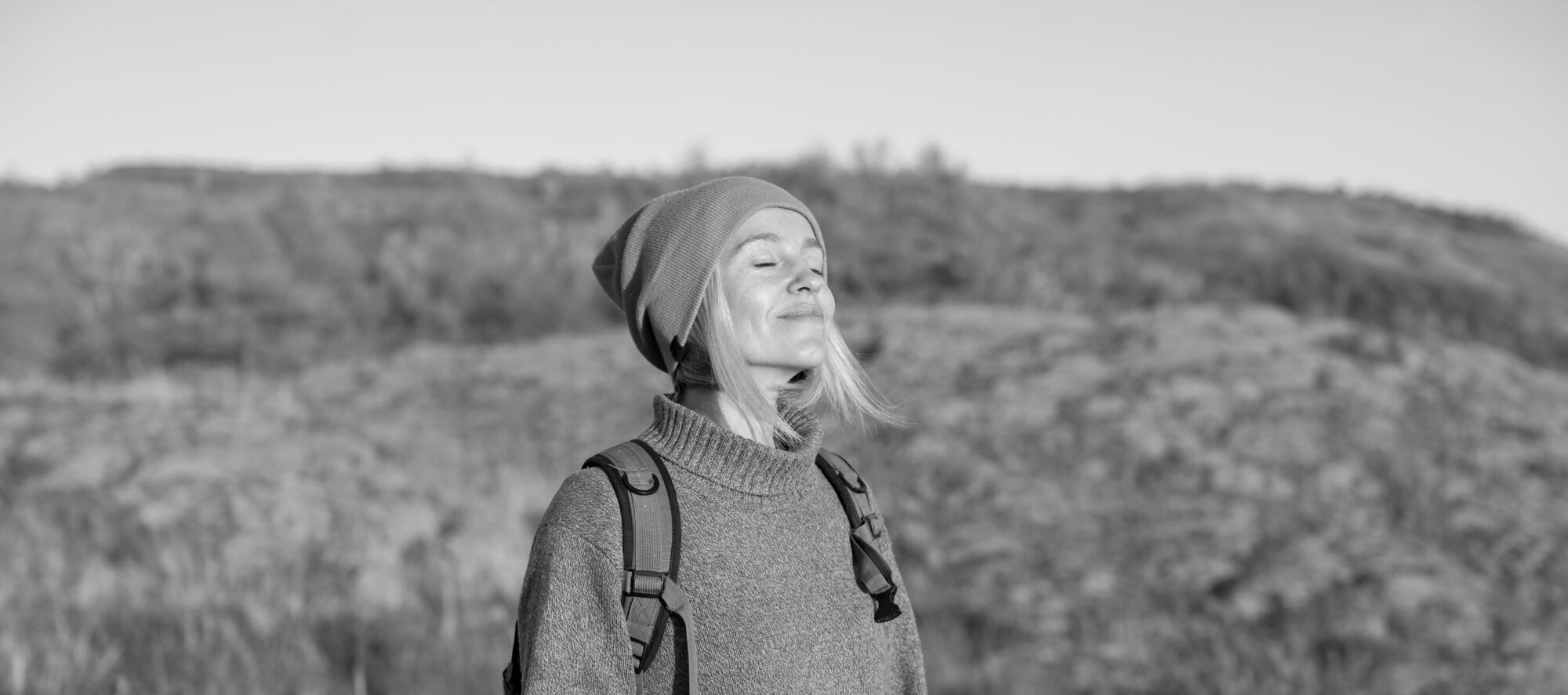 Frau am Wandern genießt die Sonne