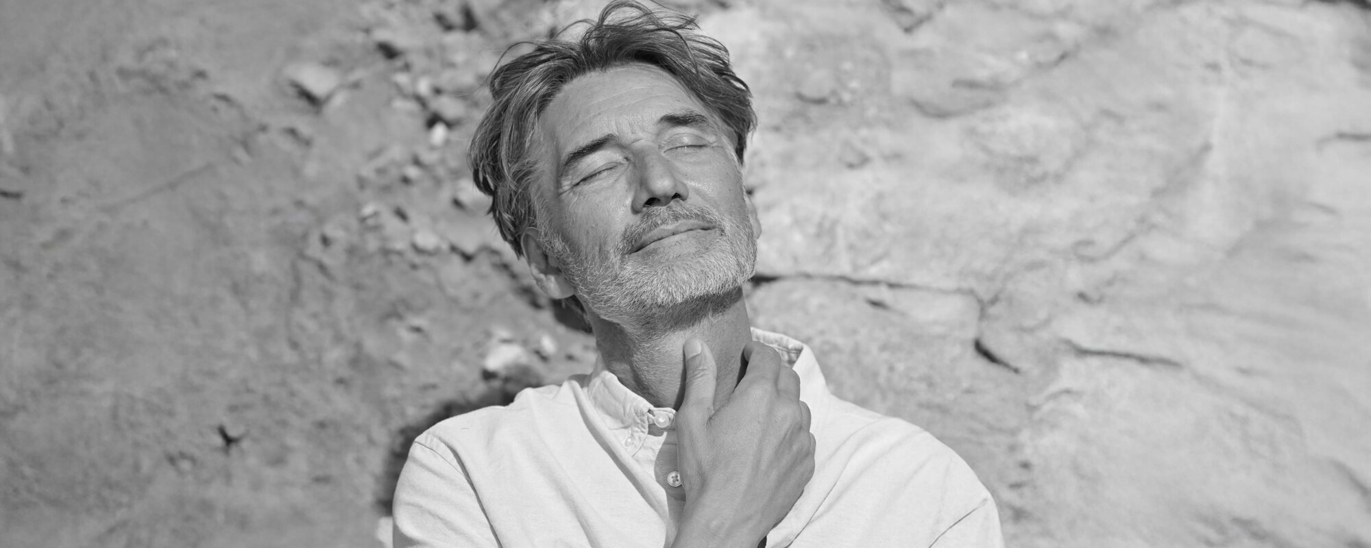 Älterer Mann genießt die Sonne