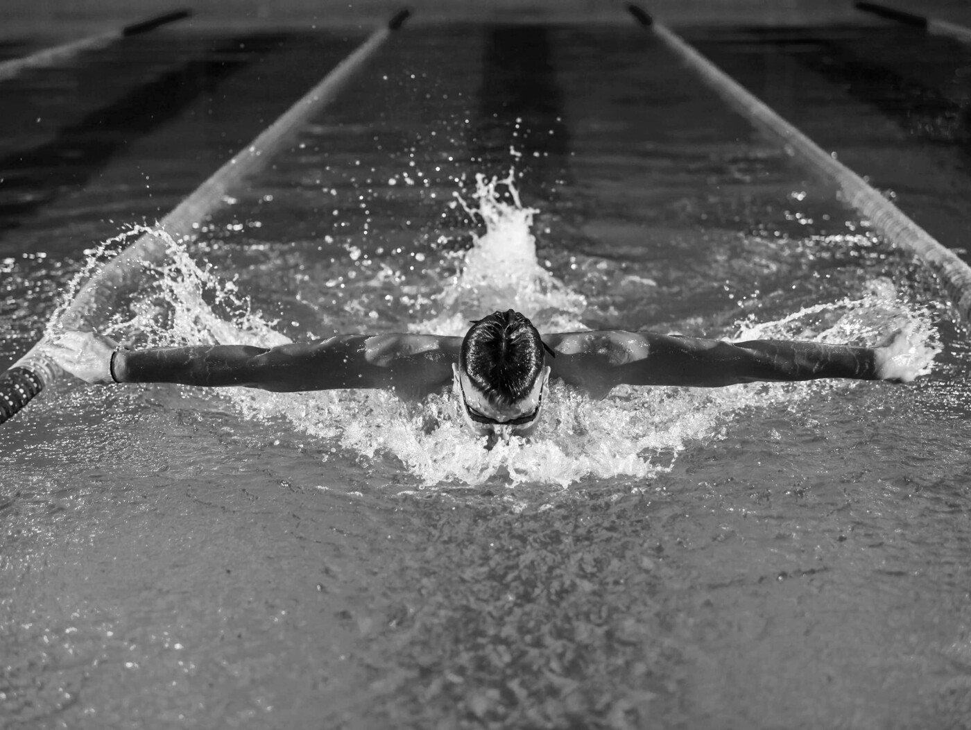 Profischwimmer schwimmt eine Bahn