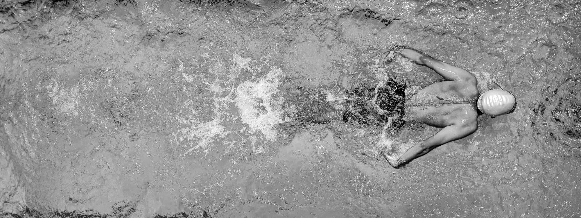 Vogelperspektive eines Schwimmers im Wasser