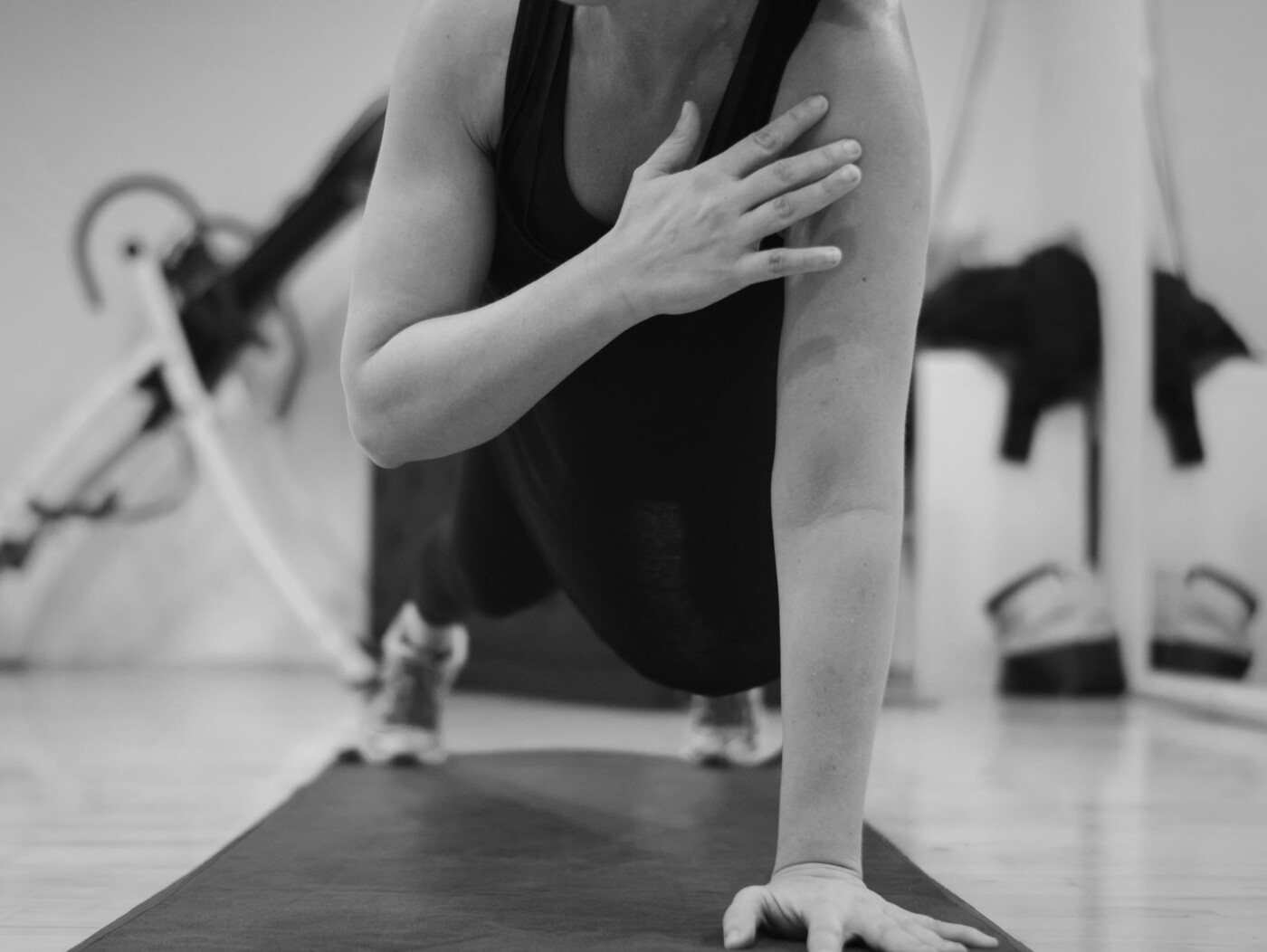 Frau trainiert auf einer Fitnessmatte