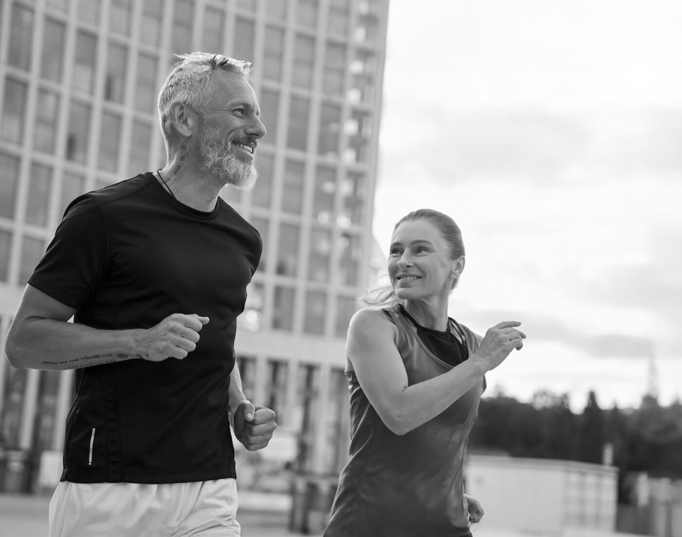 Ein Mann und eine Frau joggen zusammen